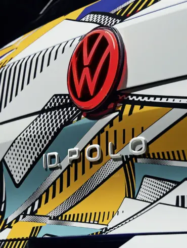 Nahaufnahme vom Heck des VW ID. Polo mit farbenfrohem Muster und VW-Logo