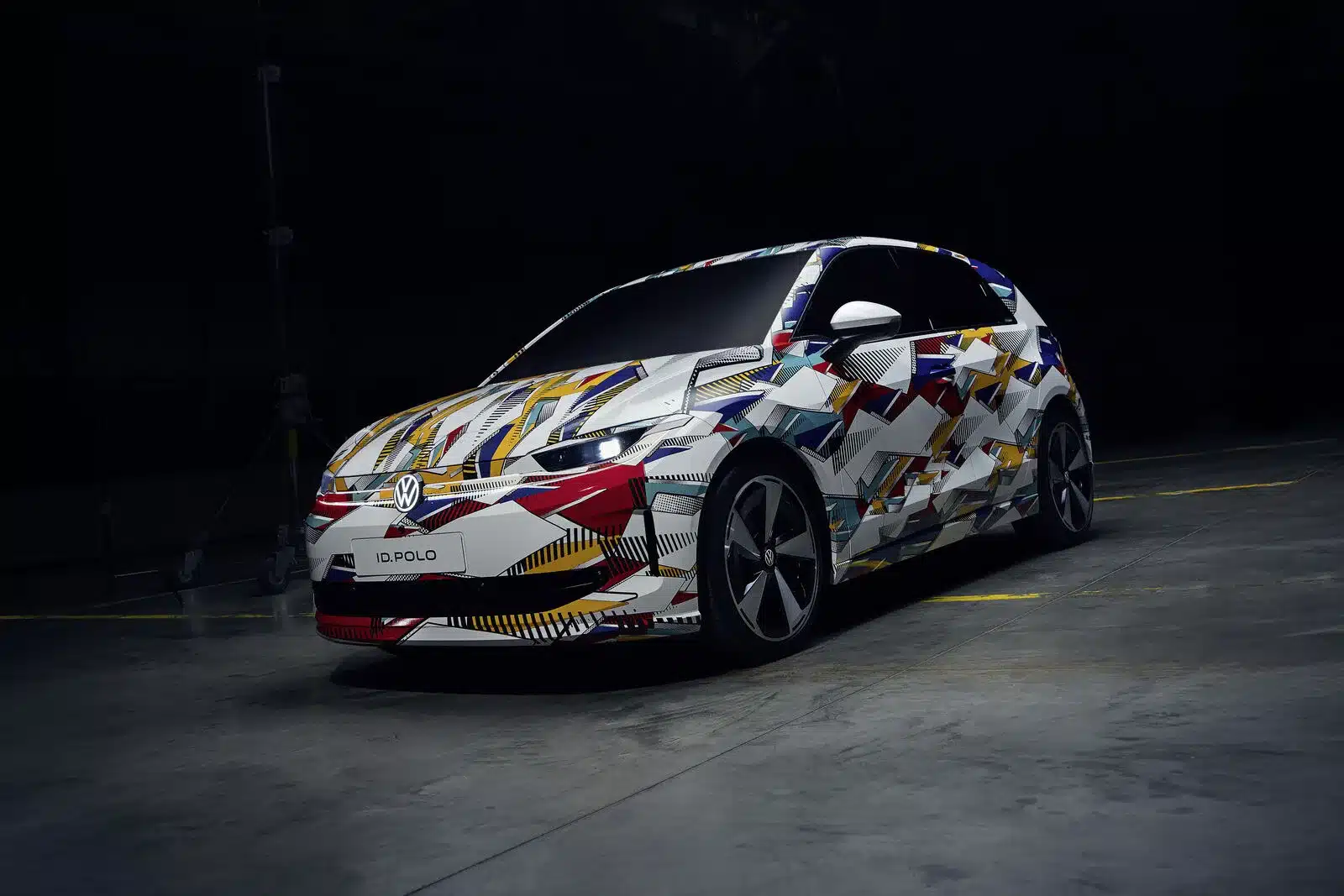 Volkswagen ID. Polo Konzeptfahrzeug mit auffälliger bunter Beklebung in einer Industriehalle.