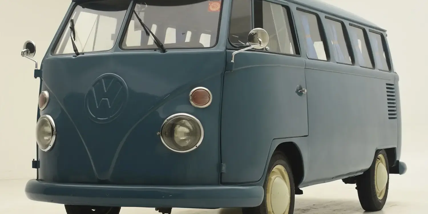 Blauer Volkswagen T1 Bus, Baujahr 1974, Seiten- und Frontalansicht, im Studio fotografiert