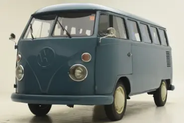 Blauer Volkswagen T1 Bus, Baujahr 1974, Seiten- und Frontalansicht, im Studio fotografiert