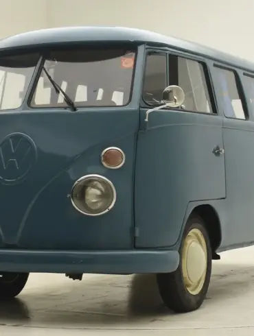 Blauer Volkswagen T1 Bus, Baujahr 1974, Seiten- und Frontalansicht, im Studio fotografiert