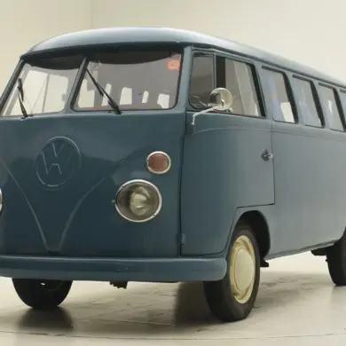 Blauer Volkswagen T1 Bus, Baujahr 1974, Seiten- und Frontalansicht, im Studio fotografiert