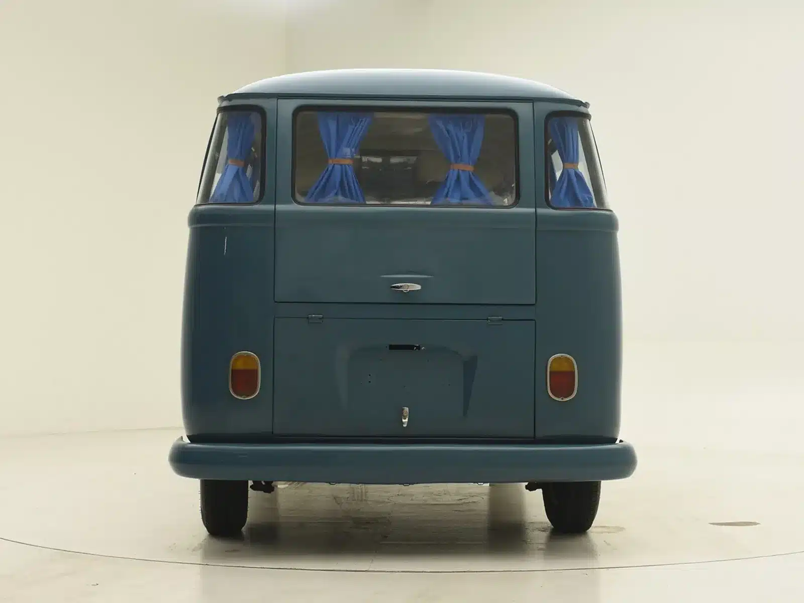 Volkswagen T1 Baujahr 1974, rückseitige Ansicht, blaue Lackierung, Vorhänge an den Fenstern