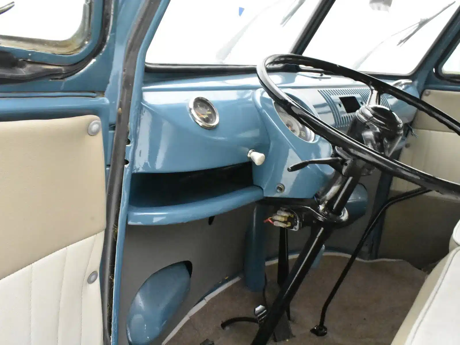Armaturenbrett, Lenkrad und Innenraum eines Volkswagen T1 Baujahr 1974 in blauer Lackierung.