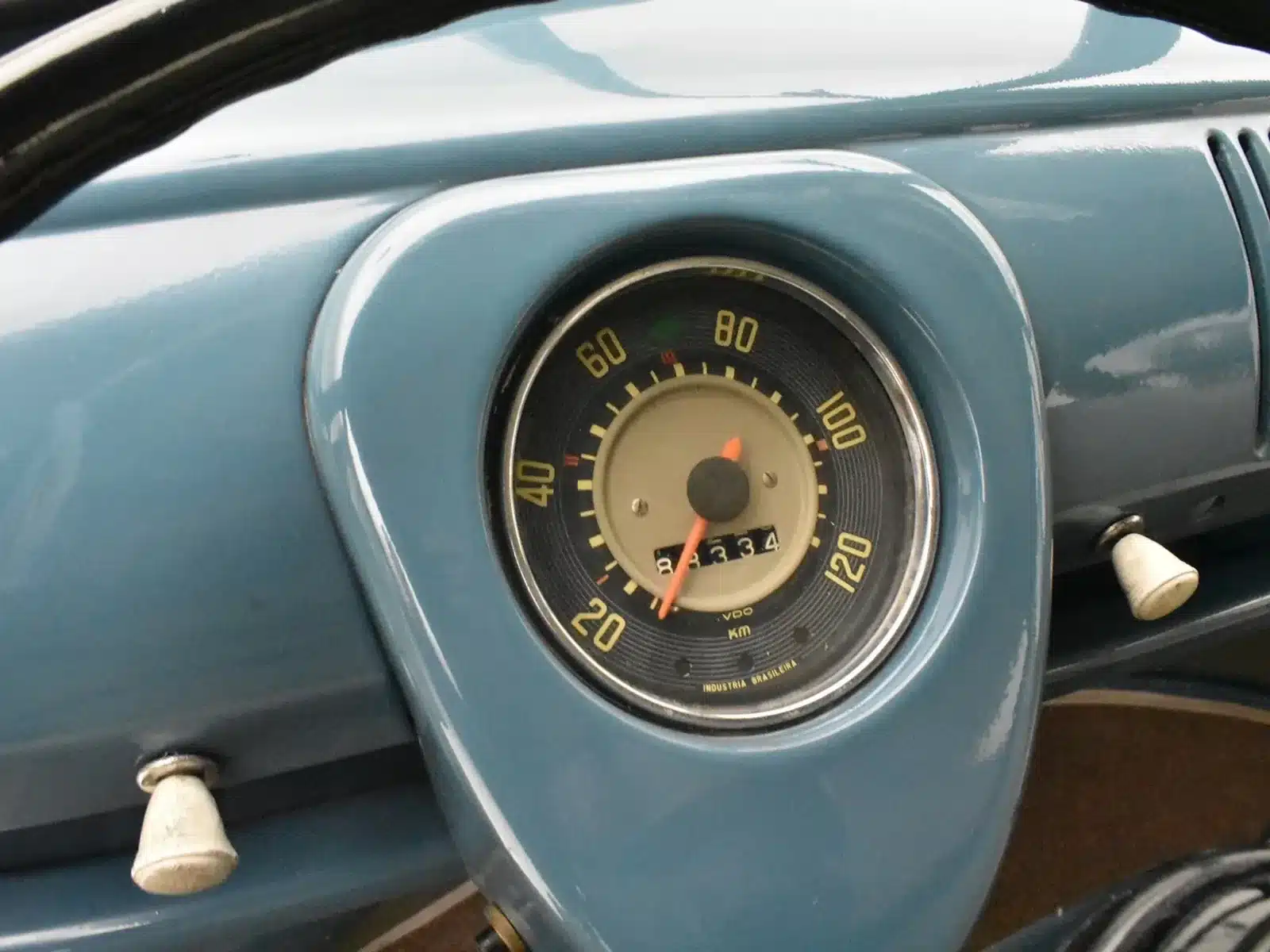 Tachometer und Armatur eines Volkswagen T1 von 1974 in blauer Farbe