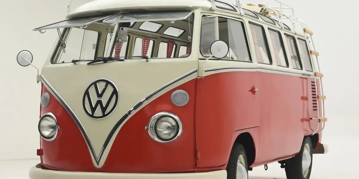 Volkswagen T1 Samba Bus von 1973 in rot-weißer Lackierung mit Dachgepäckträger, Seitenansicht im Studio.