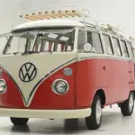 Volkswagen T1 Samba Bus von 1973 in rot-weißer Lackierung mit Dachgepäckträger, Seitenansicht im Studio.