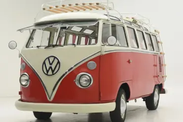 Volkswagen T1 Samba Bus von 1973 in rot-weißer Lackierung mit Dachgepäckträger, Seitenansicht im Studio.