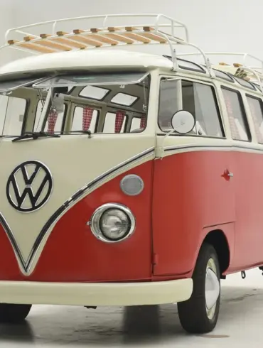 Volkswagen T1 Samba Bus von 1973 in rot-weißer Lackierung mit Dachgepäckträger, Seitenansicht im Studio.