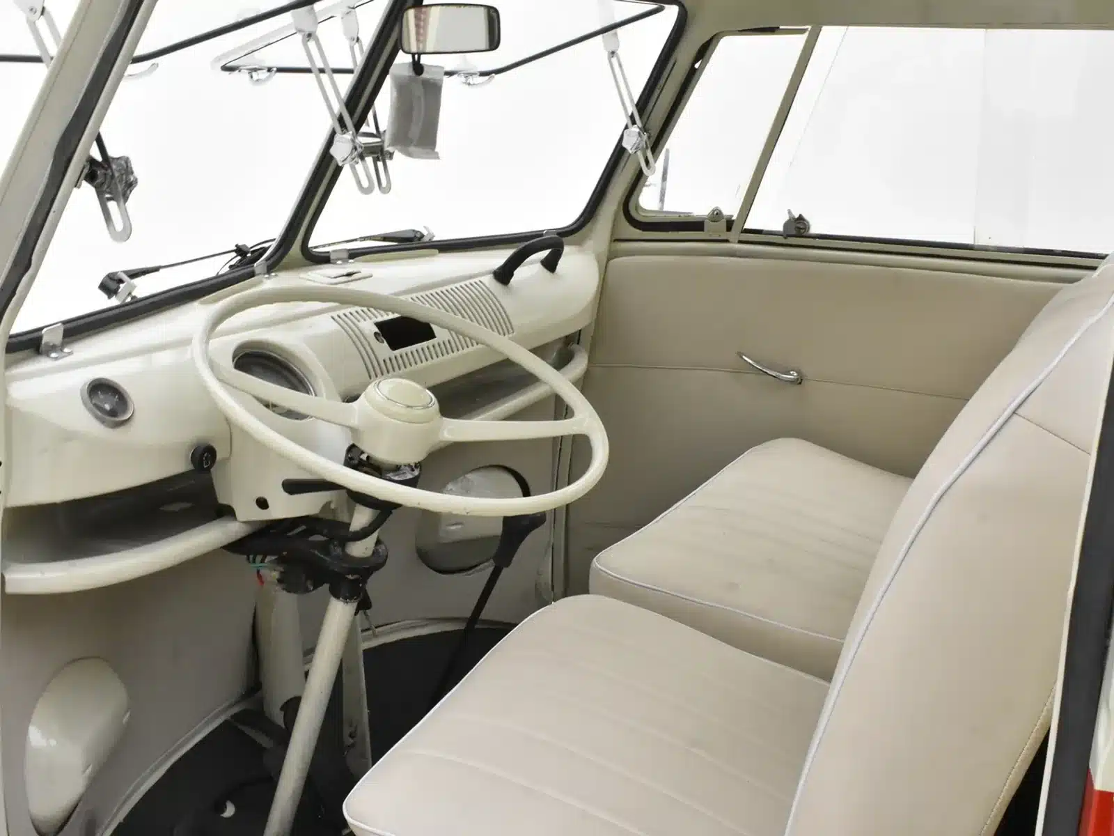 Fahrerbereich und Cockpit eines Volkswagen T1 Samba Baujahr 1973 mit Lenkrad, Armaturenbrett und Frontsitzen.