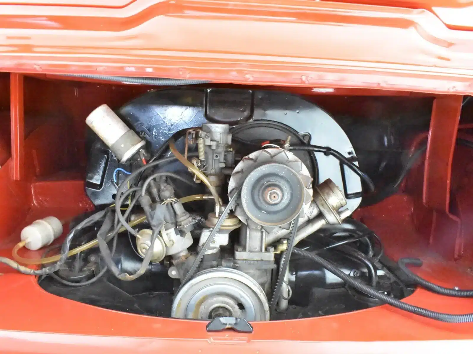 Blick auf den 1,5-Liter-Benzinmotor im Heck eines Volkswagen T1 Samba aus dem Jahr 1973.