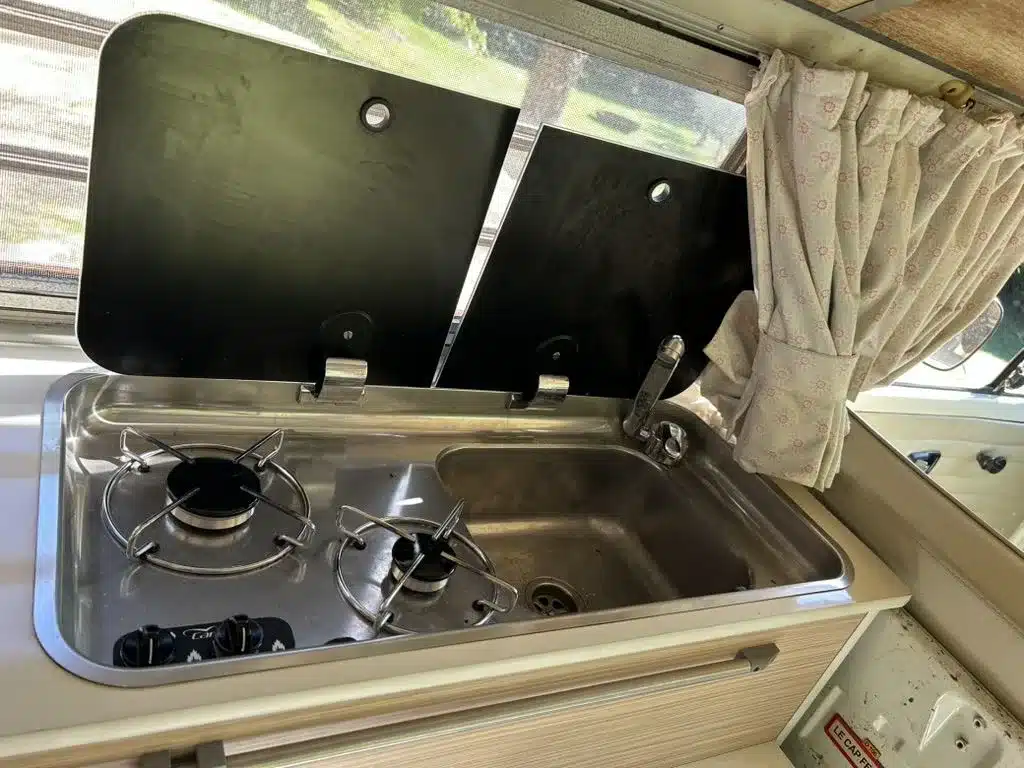 Westfalia-Campingküche mit Gasherd und Spüle im VW T2 Westfalia, Baujahr 1971, Nahaufnahme