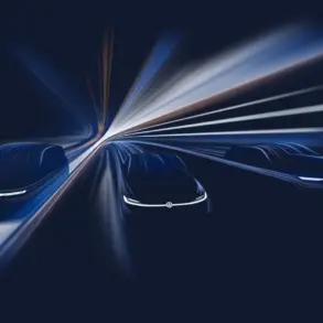 Drei skizzierte Volkswagen Konzeptfahrzeuge mit beleuchteten Fronten vor dynamischem Hintergrund, Symbolbild für neue Elektrofahrzeuge in China.