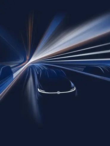 Drei skizzierte Volkswagen Konzeptfahrzeuge mit beleuchteten Fronten vor dynamischem Hintergrund, Symbolbild für neue Elektrofahrzeuge in China.