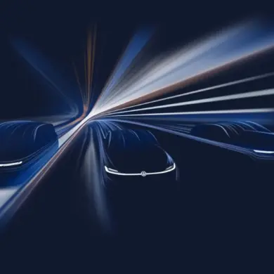 Drei skizzierte Volkswagen Konzeptfahrzeuge mit beleuchteten Fronten vor dynamischem Hintergrund, Symbolbild für neue Elektrofahrzeuge in China.