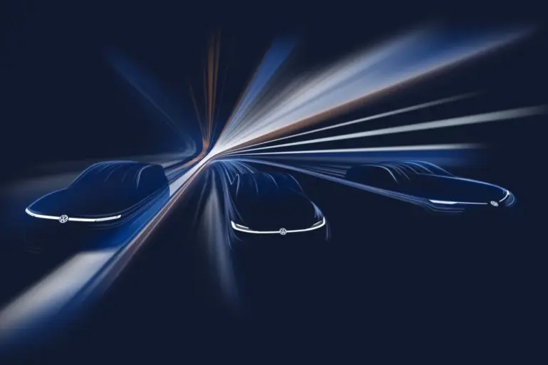 Drei skizzierte Volkswagen Konzeptfahrzeuge mit beleuchteten Fronten vor dynamischem Hintergrund, Symbolbild für neue Elektrofahrzeuge in China.