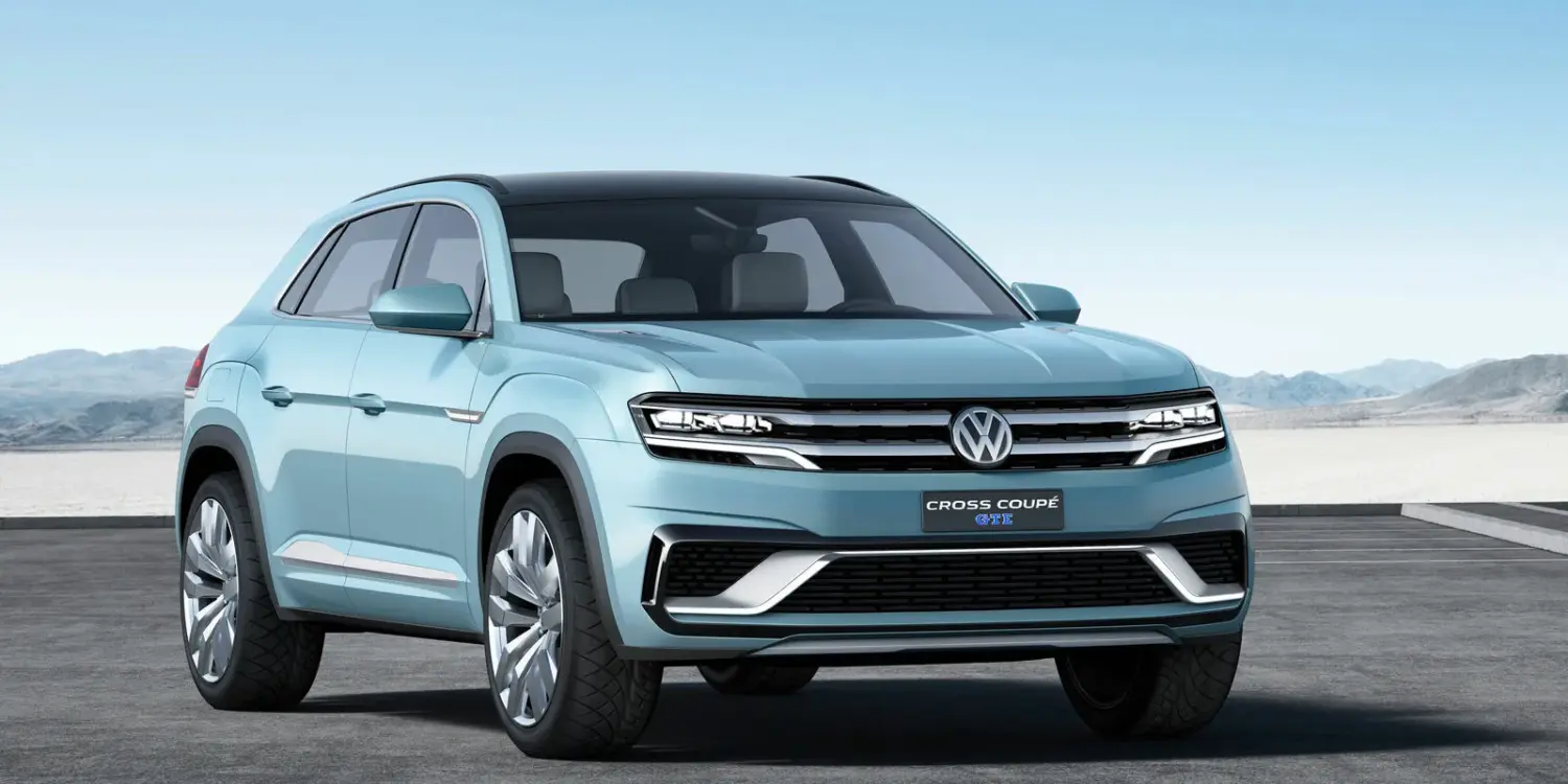 VW Cross Coupé GTE Konzeptfahrzeug in blau Grand Pacific Glacier, Frontansicht, auf freier Fläche.