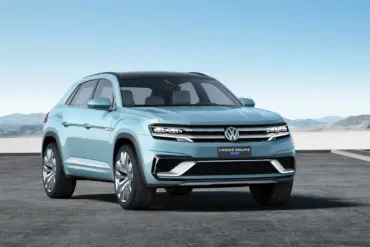 VW Cross Coupé GTE Konzeptfahrzeug in blau Grand Pacific Glacier, Frontansicht, auf freier Fläche.