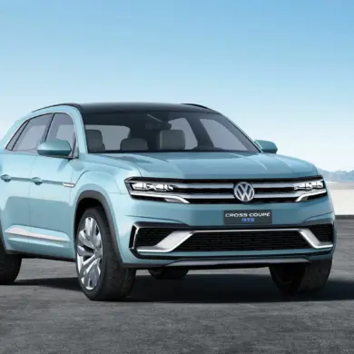 VW Cross Coupé GTE Konzeptfahrzeug in blau Grand Pacific Glacier, Frontansicht, auf freier Fläche.