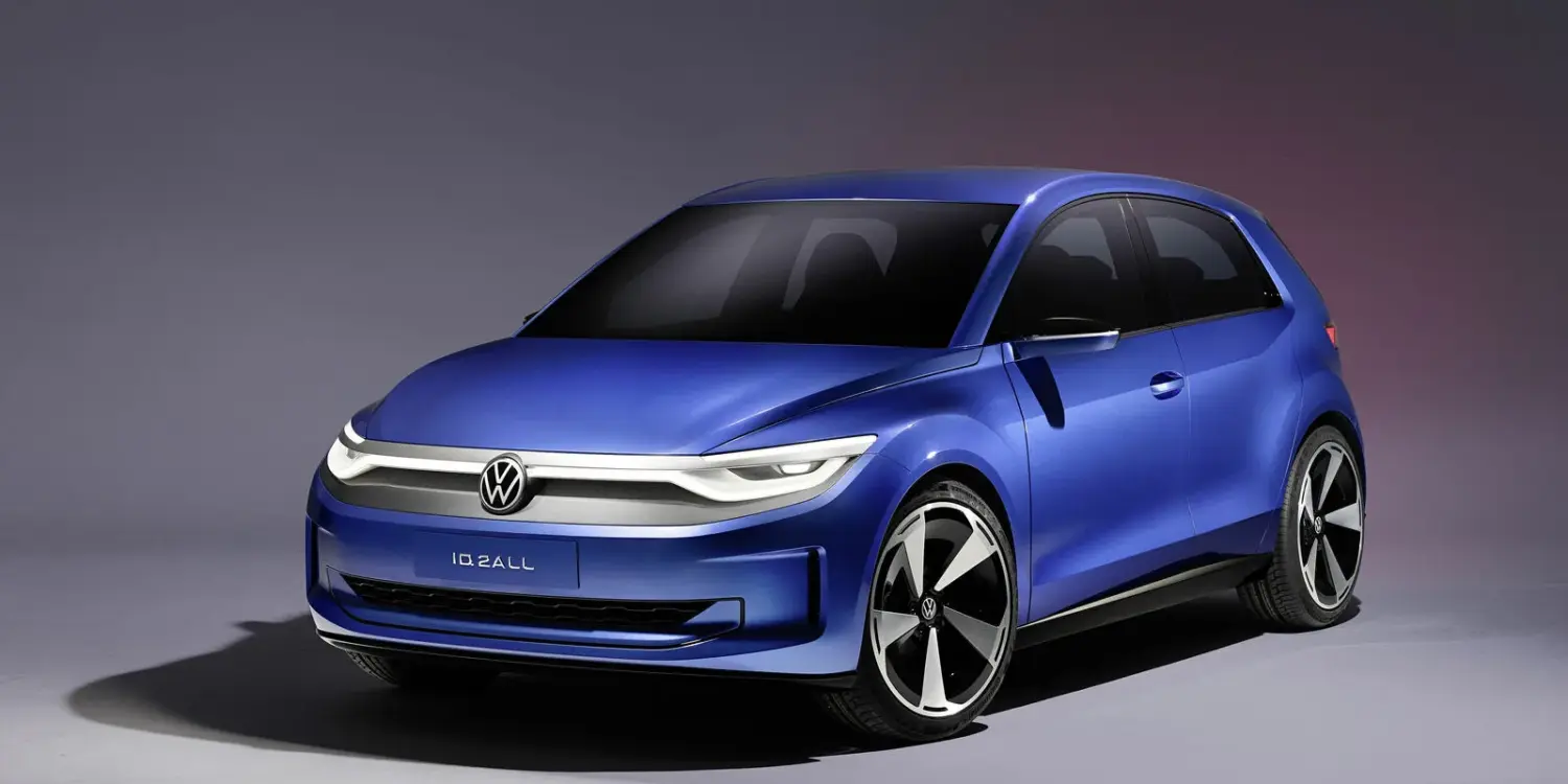 Volkswagen ID. 2all in Blau als Konzeptfahrzeug, Front- und Seitenansicht im Studio