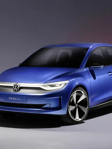 Volkswagen ID. 2all in Blau als Konzeptfahrzeug, Front- und Seitenansicht im Studio