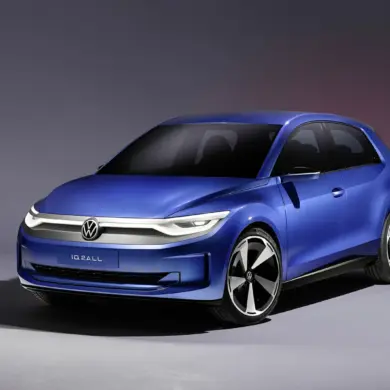Volkswagen ID. 2all in Blau als Konzeptfahrzeug, Front- und Seitenansicht im Studio