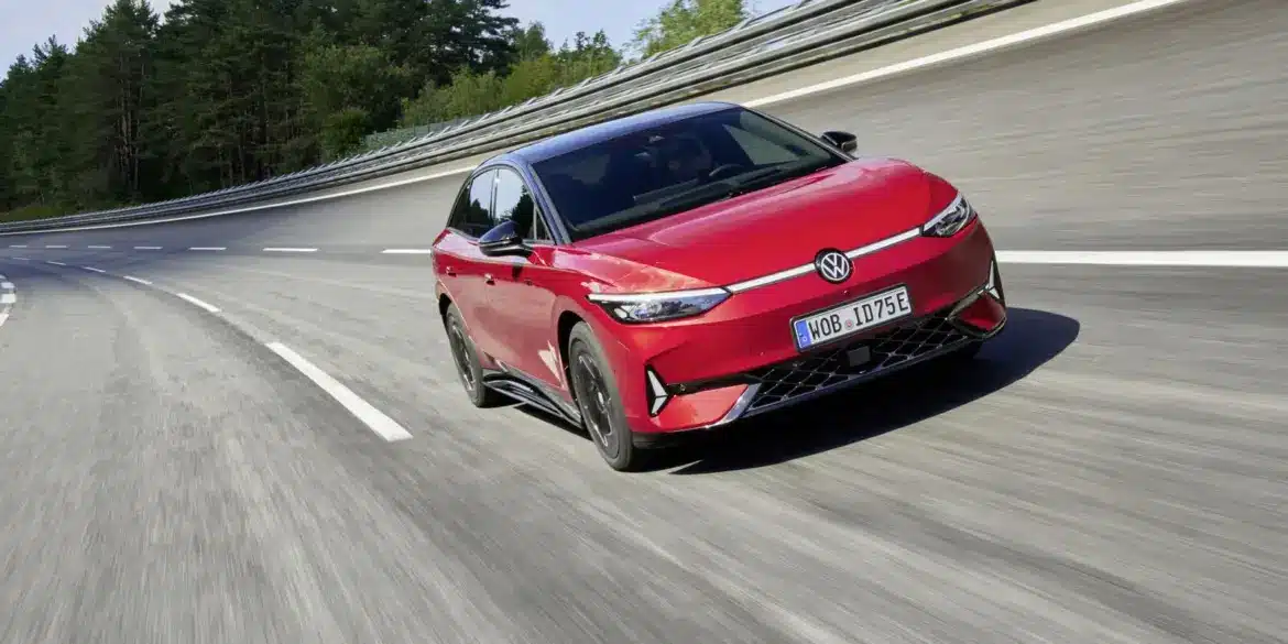 Roter VW ID.7 GTX fährt sportlich auf einer abgesperrten Teststrecke, aufgenommen von vorne seitlich.