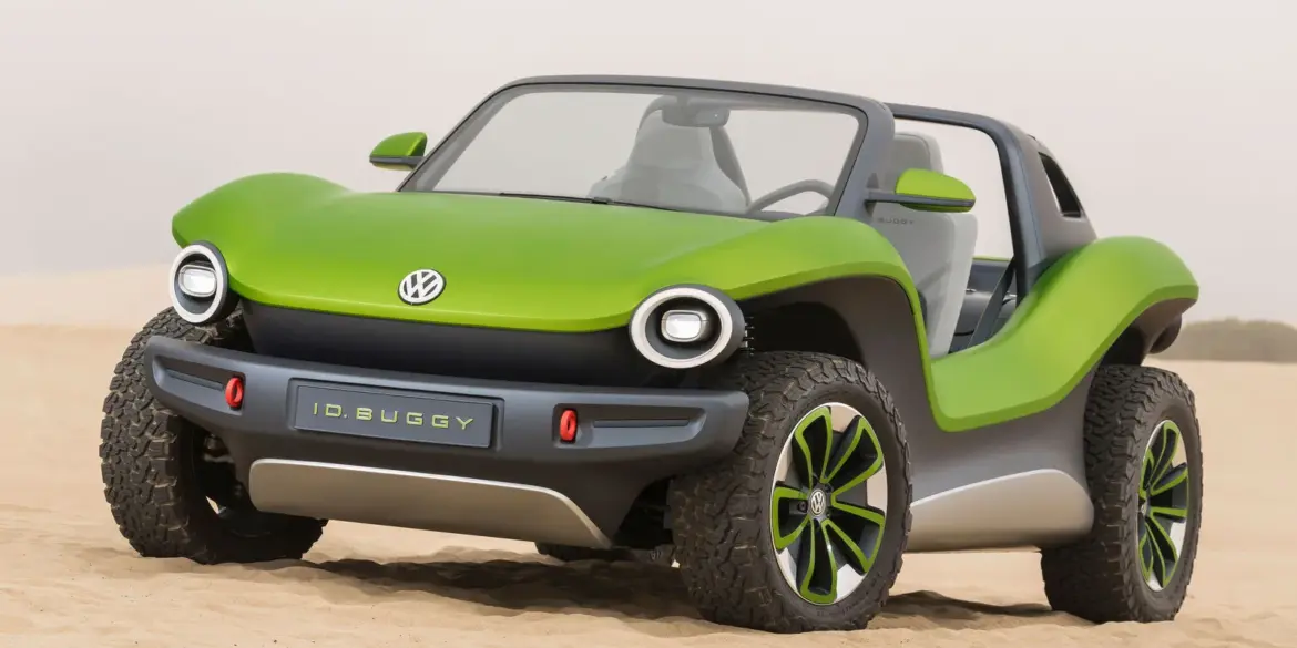 Grüner Volkswagen ID. Buggy ohne Dach und Türen steht auf Sand