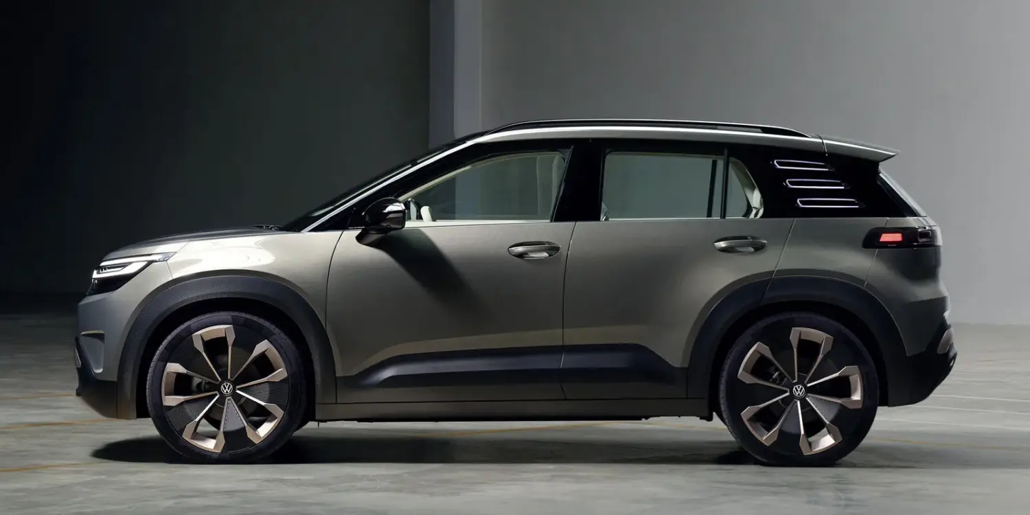 Volkswagen ID. CROSS Concept in der Seitenansicht vor neutralem Hintergrund.