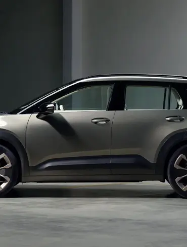 Volkswagen ID. CROSS Concept in der Seitenansicht vor neutralem Hintergrund.
