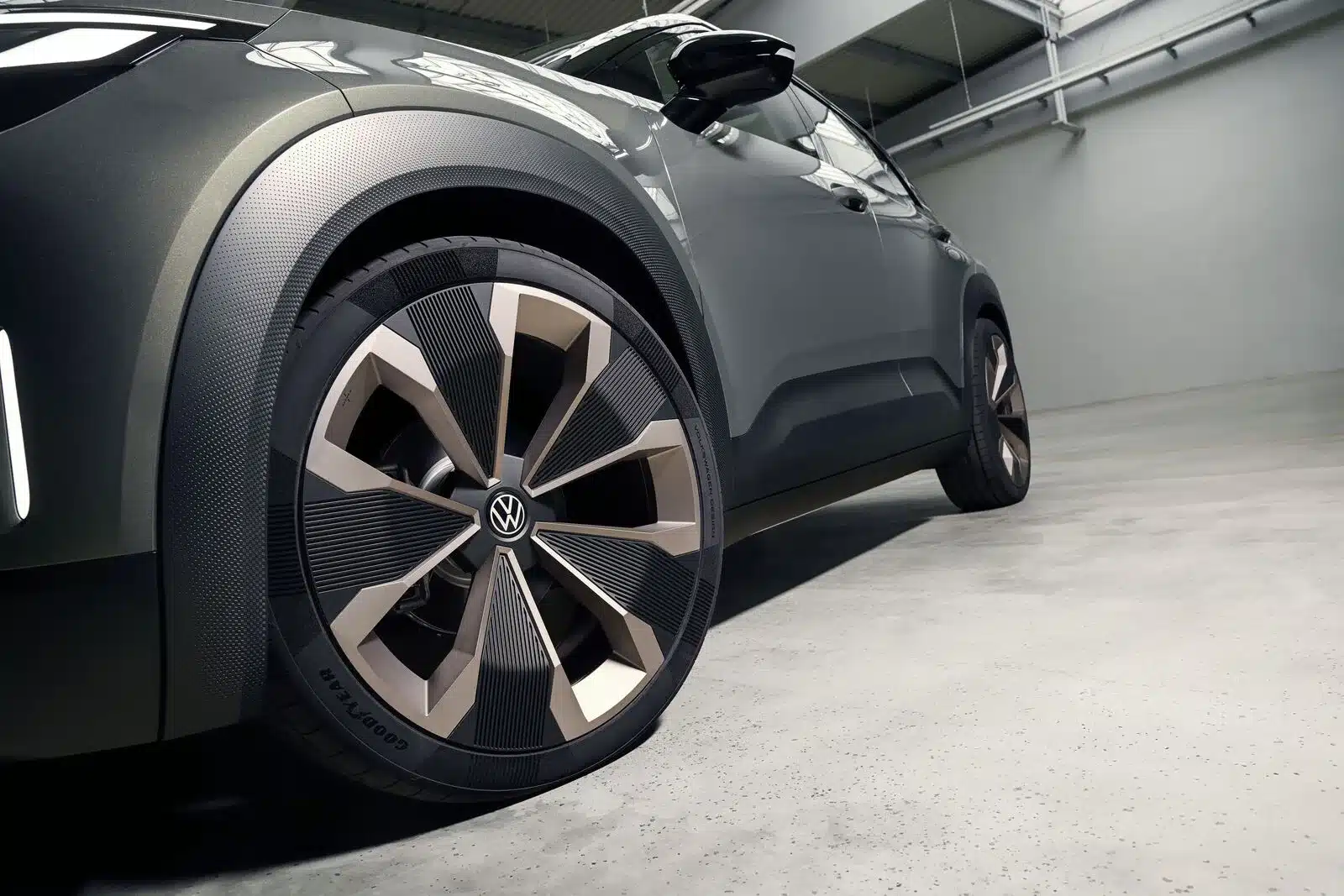 VW ID. CROSS Concept mit großem Leichtmetallrad und markantem Kotflügel in Nahaufnahme