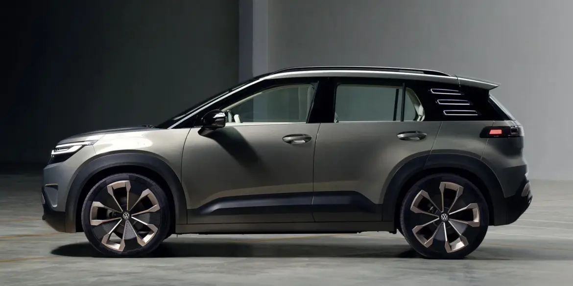 Seitenansicht des Volkswagen ID. CROSS Concept Elektro-SUVs im Studio.