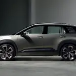 Seitenansicht des Volkswagen ID. CROSS Concept Elektro-SUVs im Studio.