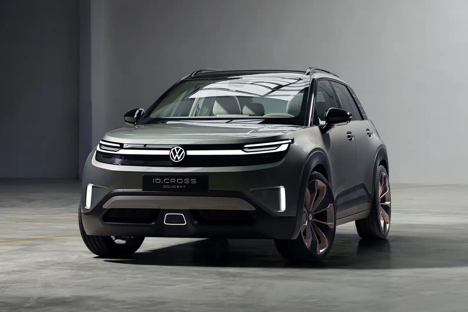 Volkswagen ID. CROSS Concept in Urban Jungle Grün von vorn im Studio, modernes kompaktes Elektro-SUV mit charakteristischer 3D-Lichtsignatur.