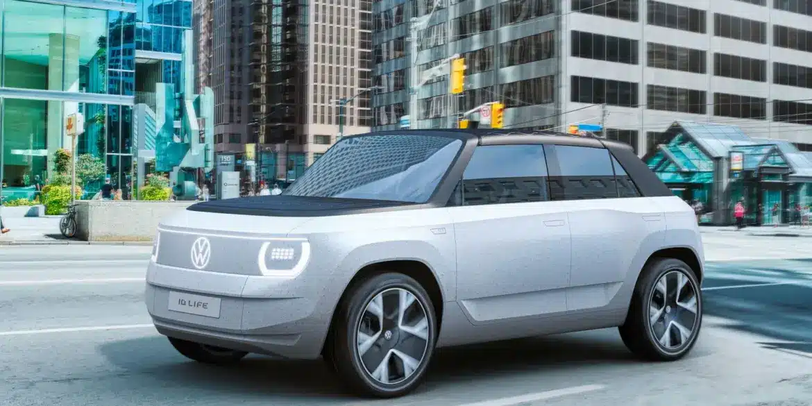 Volkswagen ID. LIFE Konzeptfahrzeug fährt durch eine moderne Innenstadt.