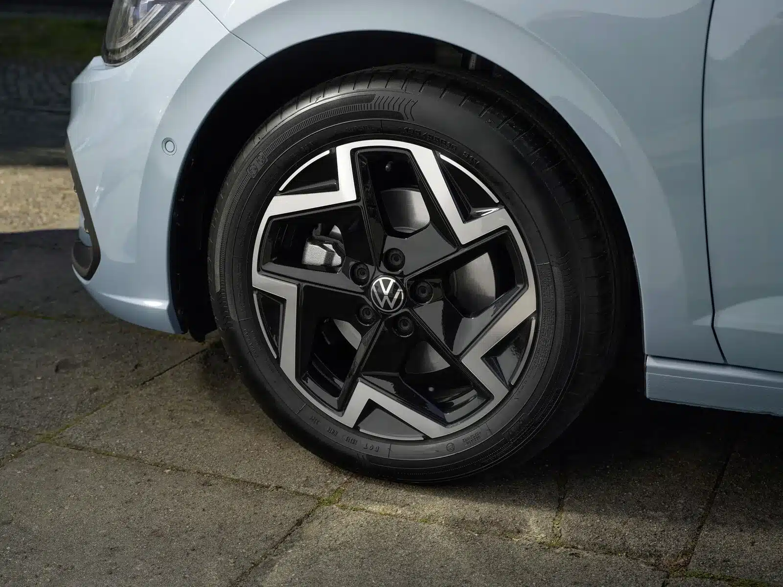 Schwarze 16-Zoll-Leichtmetallfelge Coventry am Volkswagen Polo Edition 50