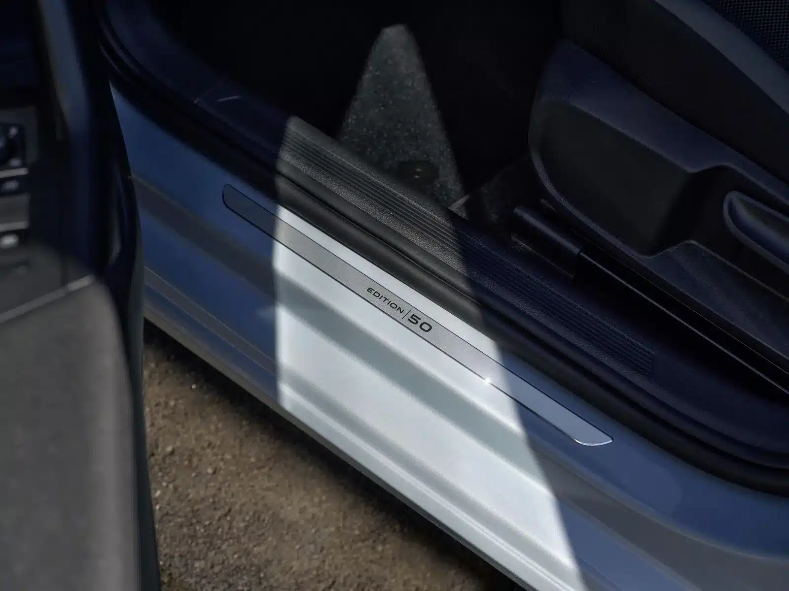 Einstiegsleiste mit 'Edition 50'-Schriftzug im Volkswagen Polo Edition 50.