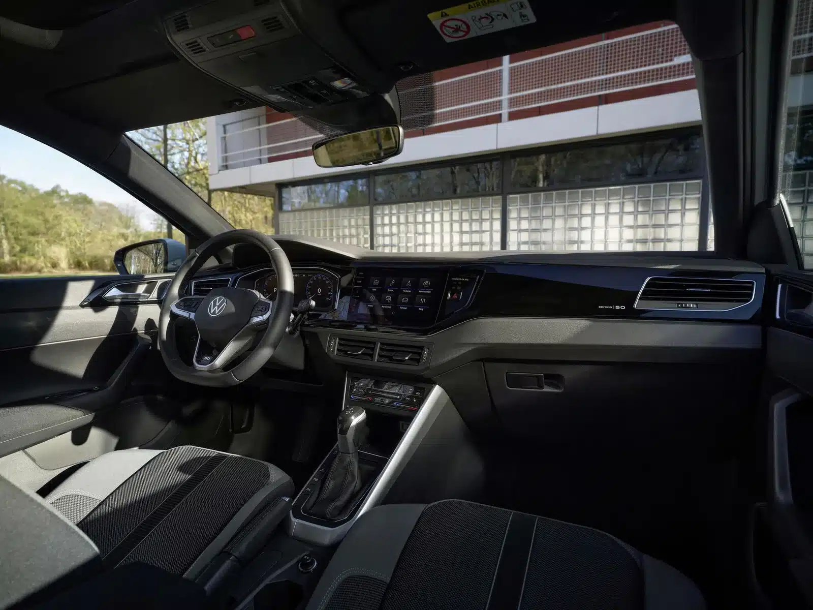 Blick auf das Cockpit und Armaturenbrett des Volkswagen Polo Edition 50, Innenraumansicht mit Edition 50 Schriftzug