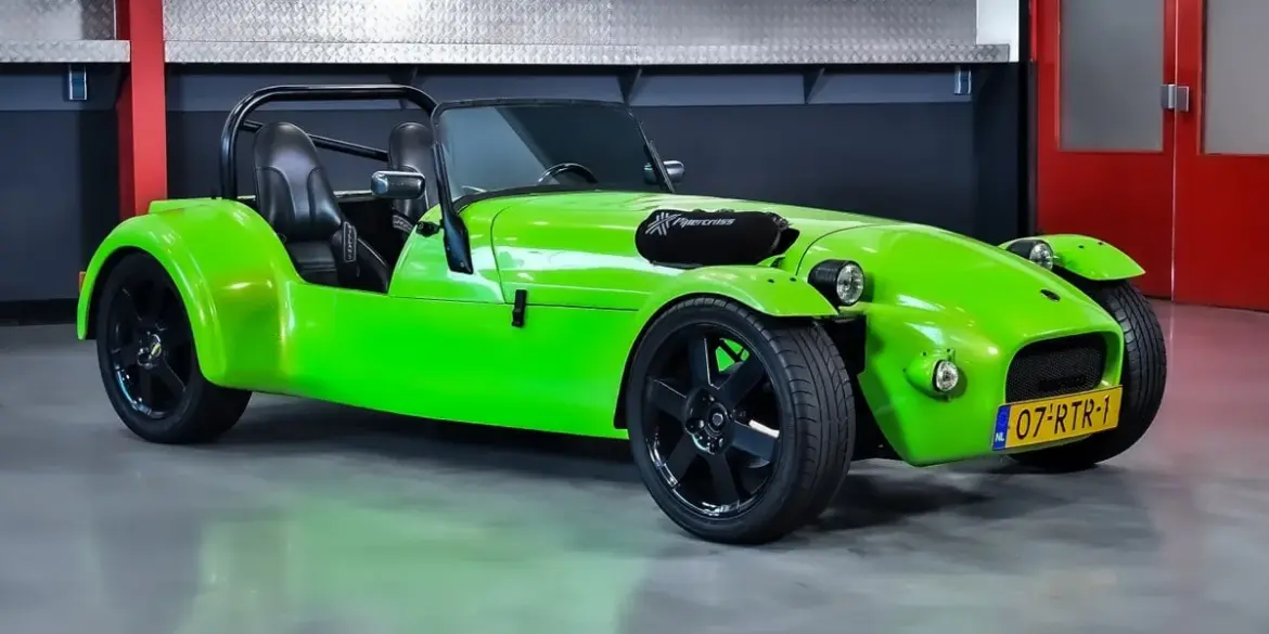 Westfield SEi Roadster 1991 in Lime-Grün Metallic, Seitenansicht in moderner Garage, mit schwarzem Überrollbügel und sportlichen Felgen.