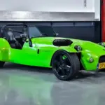 Westfield SEi Roadster 1991 in Lime-Grün Metallic, Seitenansicht in moderner Garage, mit schwarzem Überrollbügel und sportlichen Felgen.