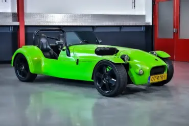 Westfield SEi Roadster 1991 in Lime-Grün Metallic, Seitenansicht in moderner Garage, mit schwarzem Überrollbügel und sportlichen Felgen.
