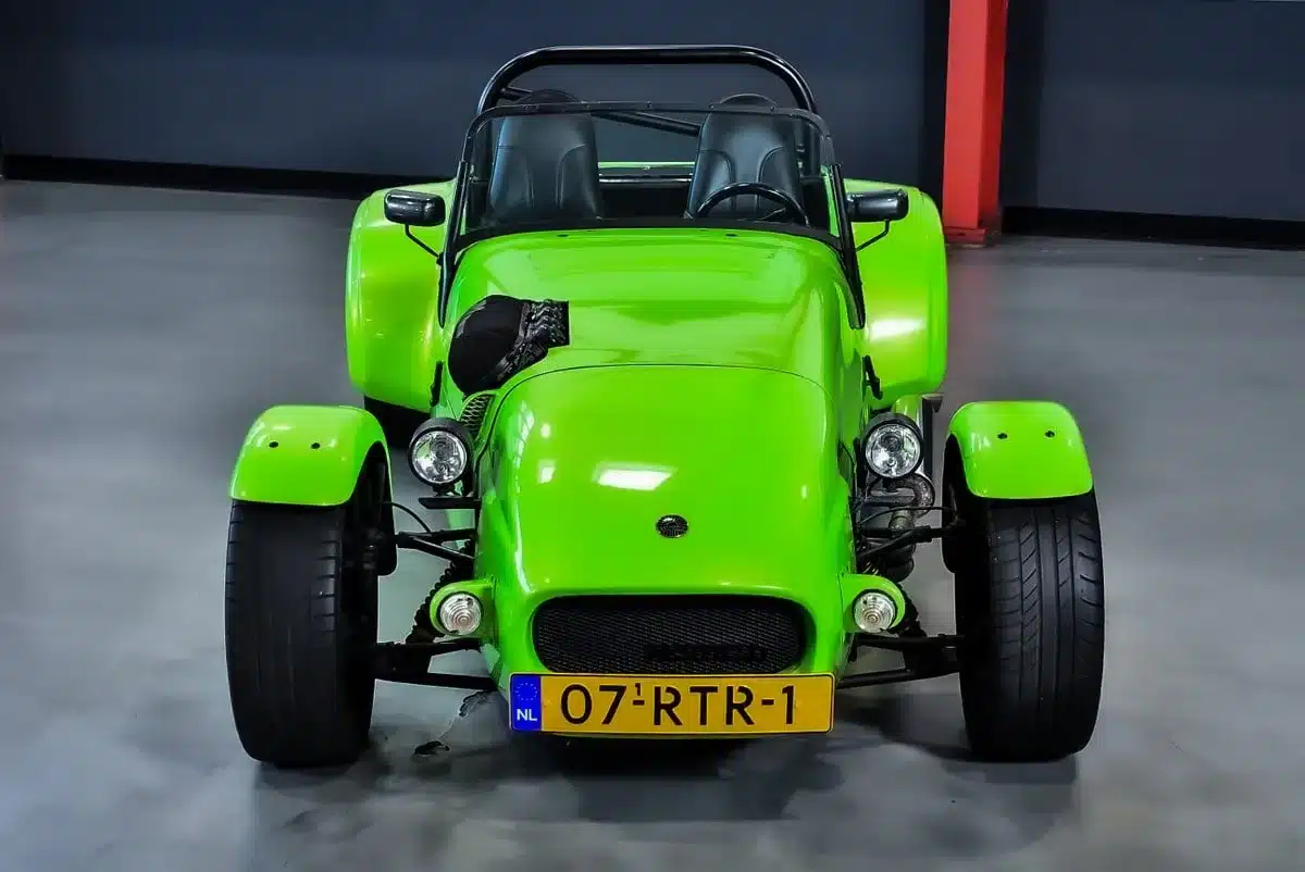 Westfield SEi Roadster 1991, Lime-Grün Metallic, frontal fotografiert in einer modernen Garage.