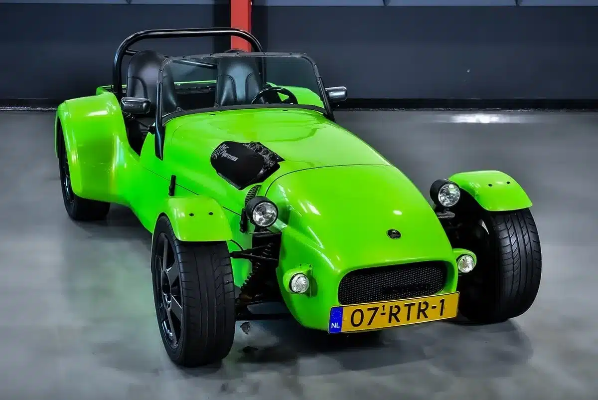 Westfield SEi Roadster Baujahr 1991 in auffälligem Lime-Grün Metallic, frontale Ansicht mit niederländischem Kennzeichen, leichter Sportwagen im Stil klassischer Seven-Modelle.