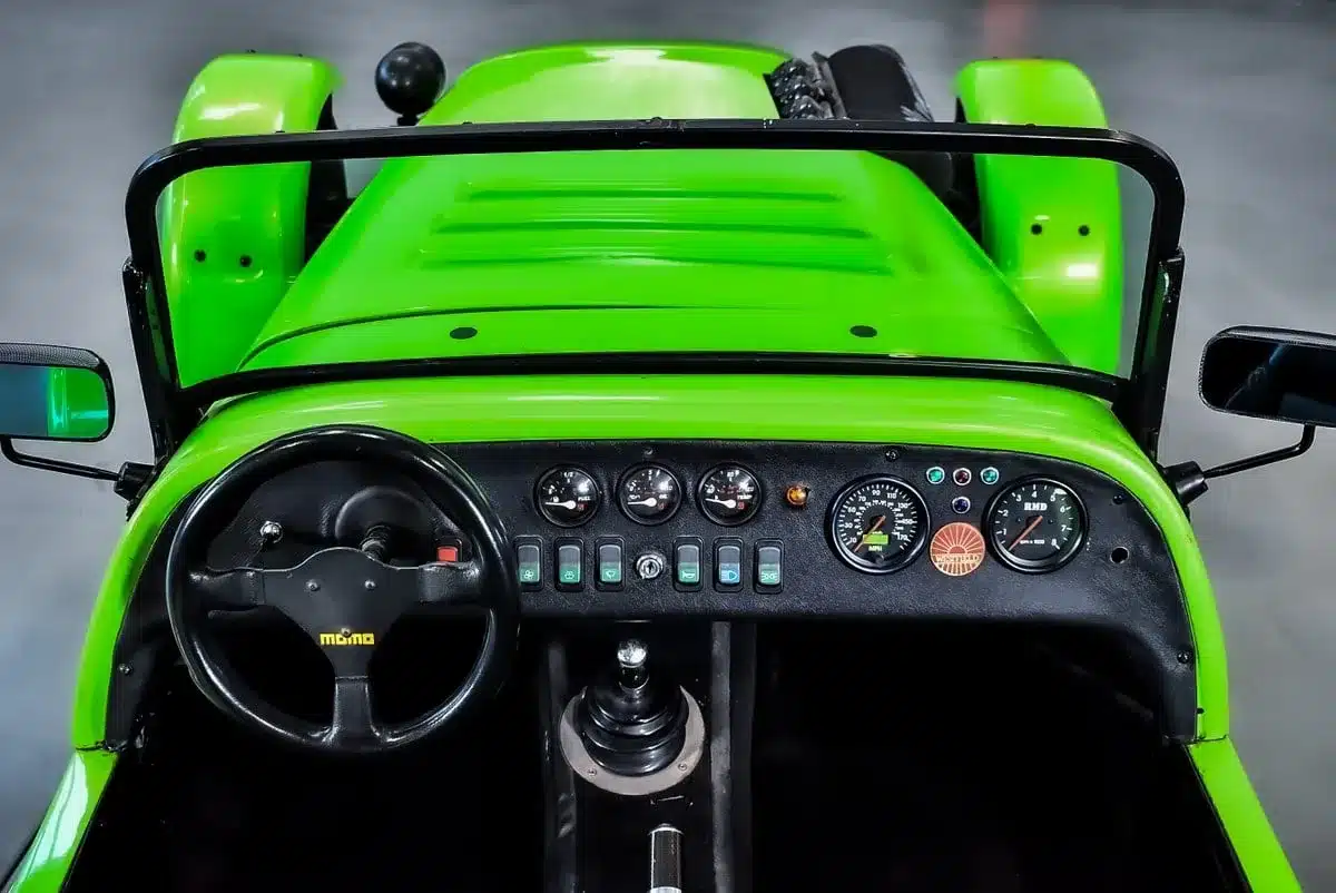 Innenansicht des Westfield SEi Roadster von 1991 mit lime-grünem Armaturenbrett, Lederlenkrad und sportlichen Anzeigen.