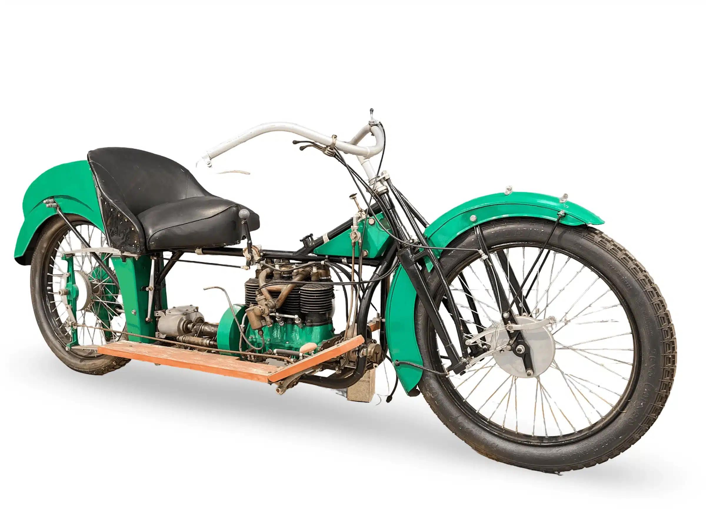 Historisches Wilkinson TAC Motorrad mit typischer langer Sitzbank, grünem Kotflügel und sichtbarem Vierzylindermotor