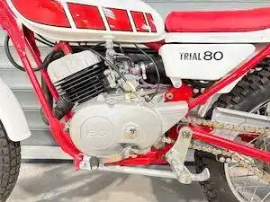 Motor und Rahmen der klassischen Yamaha TY80, seitlich fotografiert