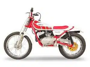 Seitenansicht einer Yamaha TY80 Trial-Motorrads aus den 1970er-Jahren, weiß-rot lackiert.