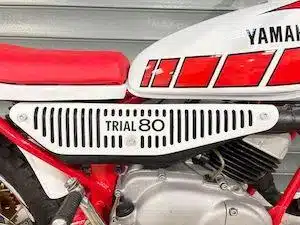 Seitliche Detailaufnahme der Yamaha TY80 mit Schriftzug Trial 80 am Seitendeckel