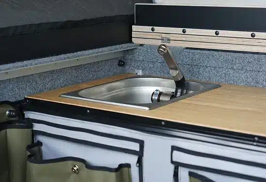 Moderne Küchenzeile mit Spüle und klappbarem Wasserhahn in der ZWO.EINZ Wohnkabine für Pick-ups