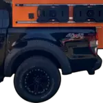 Seitenansicht eines schwarzen Pick-ups mit orangefarbener ZWO.EINZ Wohnkabine, montiert auf der Ladefläche.